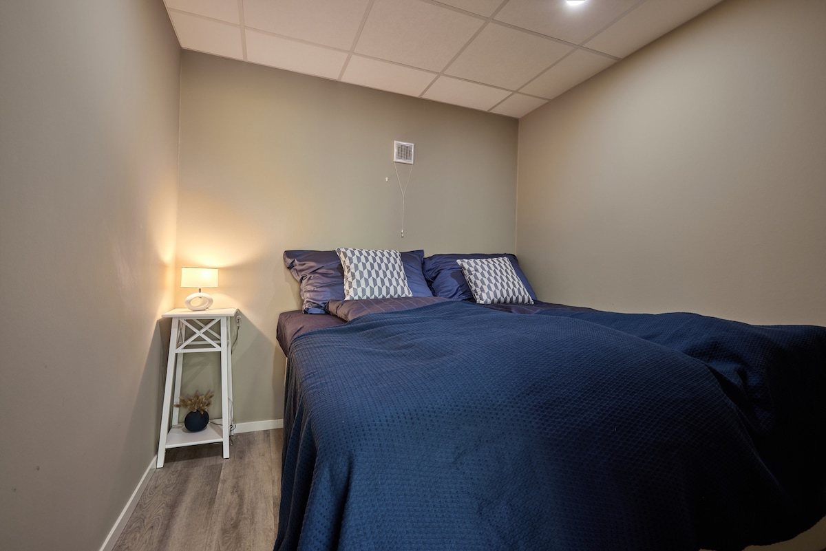 سرير مزدوج كبير (180 × 210) في غرفة النوم لشخصين. منضدة ومصباح وديكورات مع إمكانية الوصول إلى منفذ كهربائي.  يتوفر سرير للأطفال مع ملاءات عند الطلب، ولكنه غير موجود بشكل دائم في الشقة. 