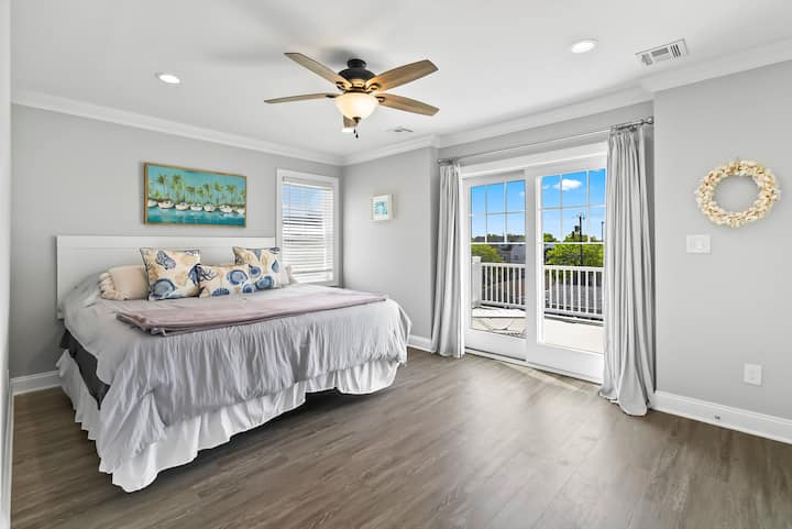 Hoofdslaapkamer – kingsize bed, balkon, inloopkast en een luxe eigen hoofdbadkamer.