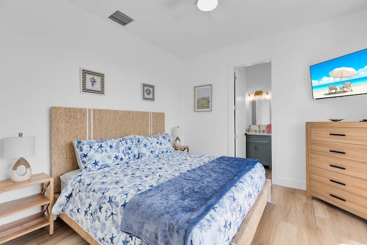 יחידת הורים מרווחת, עם חדר רחצה ושירותים פרטי וארון הליכה.