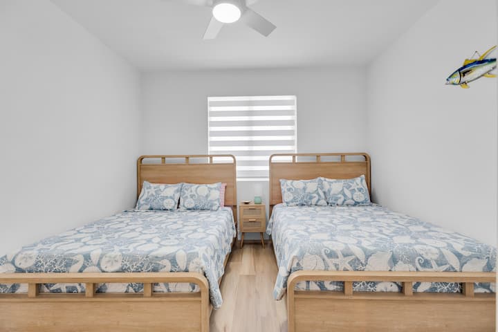 חדר שינה מרווח עם 2 מיטות קווין, עם חדר רחצה פרטי וארון.