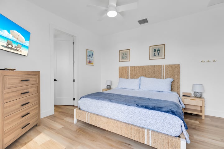  יחידת הורים מרווחת, עם חדר רחצה ושירותים פרטי וארון הליכה.