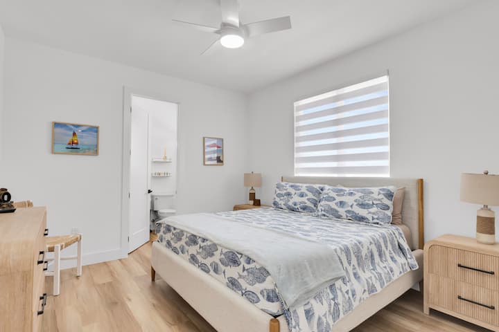 יחידת הורים מרווחת, עם חדר רחצה ושירותים פרטי (אמבטיה) וארון הליכה.