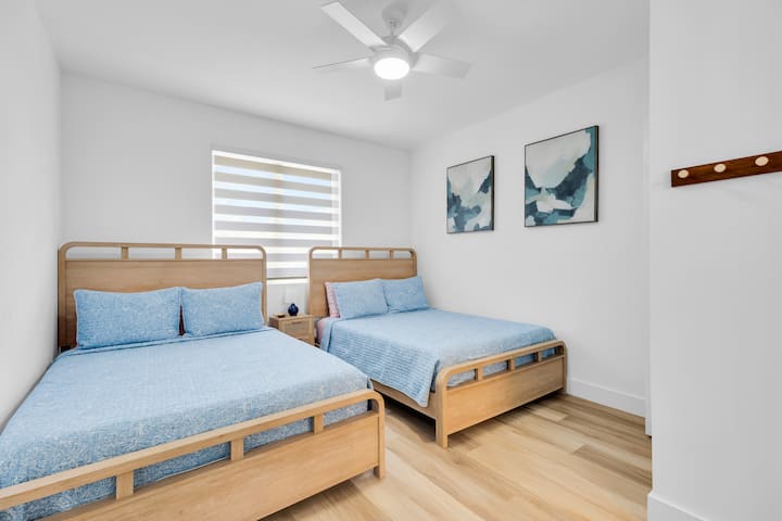 חדר שינה מרווח עם 2 מיטות קווין, עם חדר רחצה פרטי וארון.