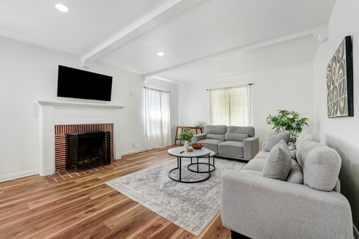 Pet-friendly 2br W Parking Near Beverly Hills 30+d - Los Angeles, CA