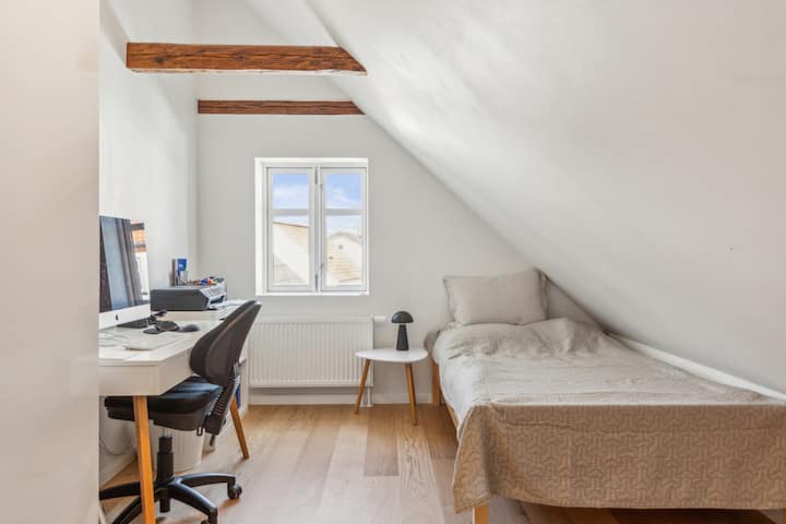 Het bed in de kamer hier is een driekwart bed van 120x200 cm