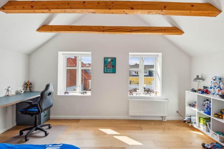 Het bed in deze kamer is een eenpersoonsbed van 80x200 cm, dat kan worden uitgetrokken en een tweepersoonsbed van 160x200 cm kan worden.