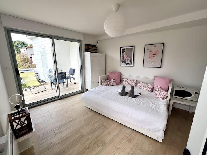 Studio på 20 m2 uafhængig af villaen med badeværelse, tekøkken og privat terrasse, direkte adgang til poolen. 
