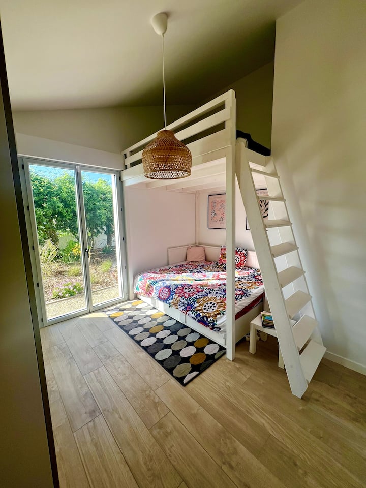 Stort soveværelse med køjeseng med to senge i 160x200. 
En stor garderobe. 
En vinduesdør med udsigt over haven. Ikke overset 