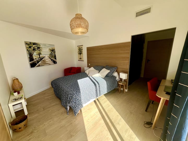 Meget stor hovedsuite med påklædningsværelse og badeværelse. Suiten har direkte adgang til terrassen, poolen og spaen. 
