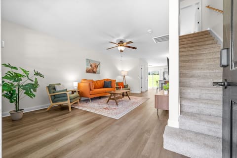 Popular Airbnb listing: Tranquil TN Townhouse - King Bed - pool in Clarksville