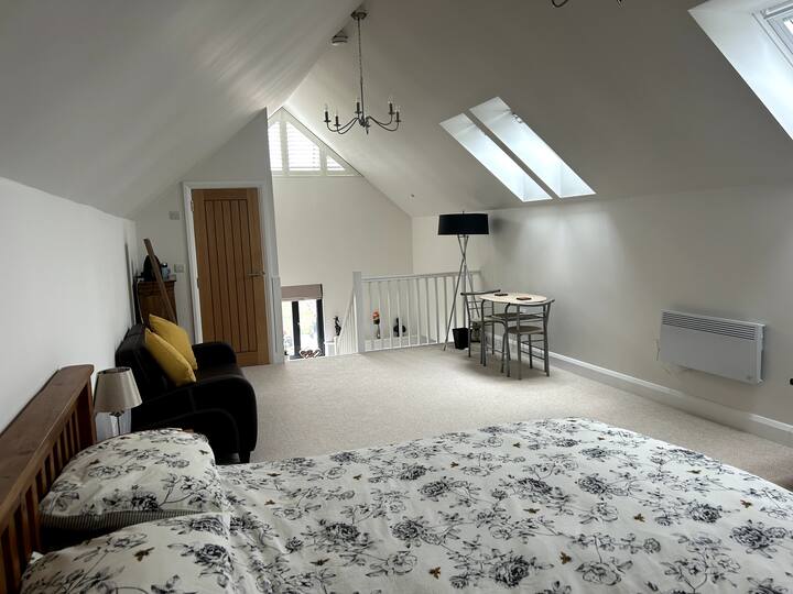 Amplio y luminoso, perfecto para parejas o viajeros solitarios que buscan una estancia tranquila.