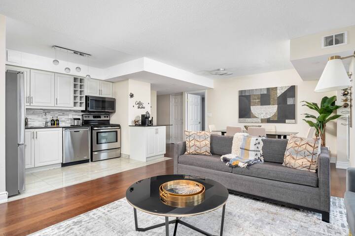 Spacious 2bd /2bth with Parking | Eaton Centre gallery image 4