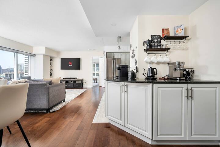 Spacious 2bd /2bth with Parking | Eaton Centre gallery image 5