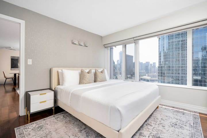 Spacious 2bd /2bth with Parking | Eaton Centre gallery image 3