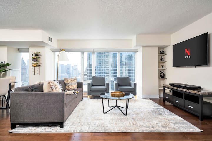 Spacious 2bd /2bth with Parking | Eaton Centre gallery image 2