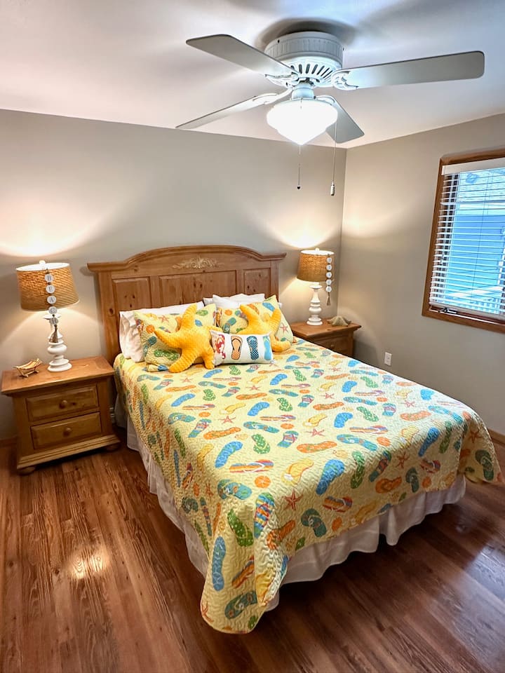 Спалня на основния етаж преди обновяване, с изчистено оформление и естествена светлина.