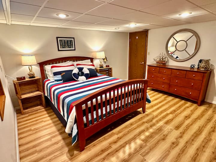 Спалня на долния етаж преди обновяване, с класически мебели и място за съхранение.