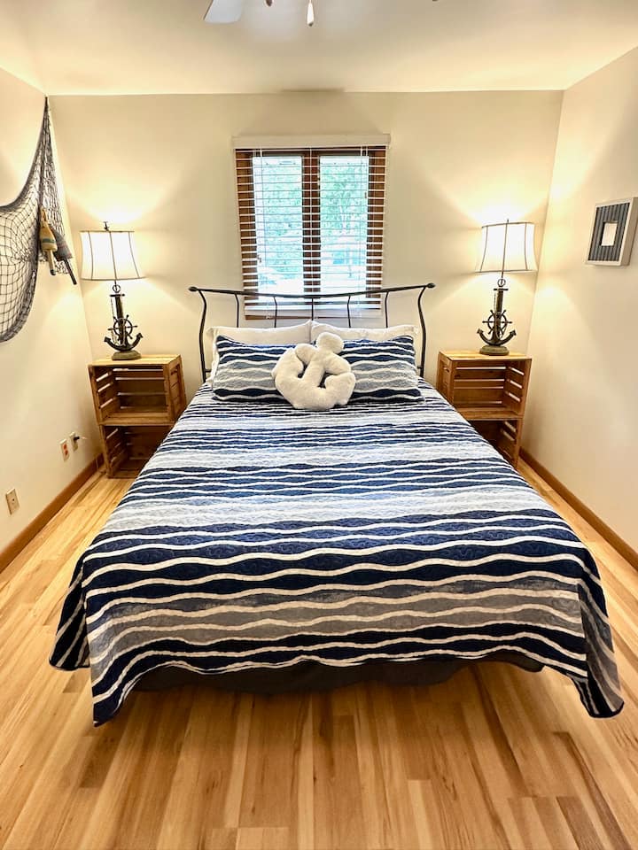 Спалнята на основния етаж преди обновяването, показваща помещението преди преустройството.