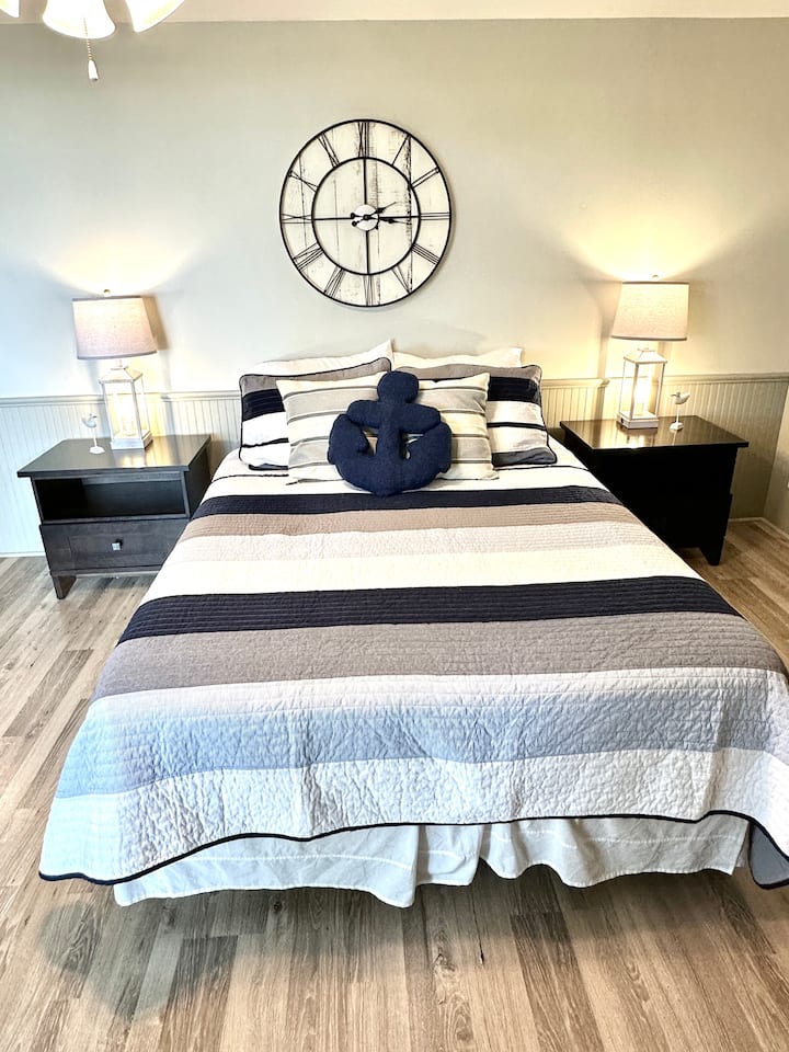 Спалня на главния етаж със спокойно оформление, предназначено за спокойни нощи.