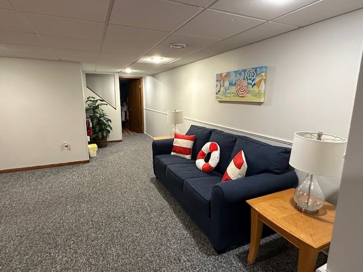 Отворена дневна зона на долното ниво с места за сядане и място за почивка или събиране.