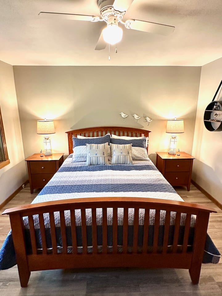 Спалнята на основния етаж преди обновяването, показваща оригиналното легло и обзавеждане.