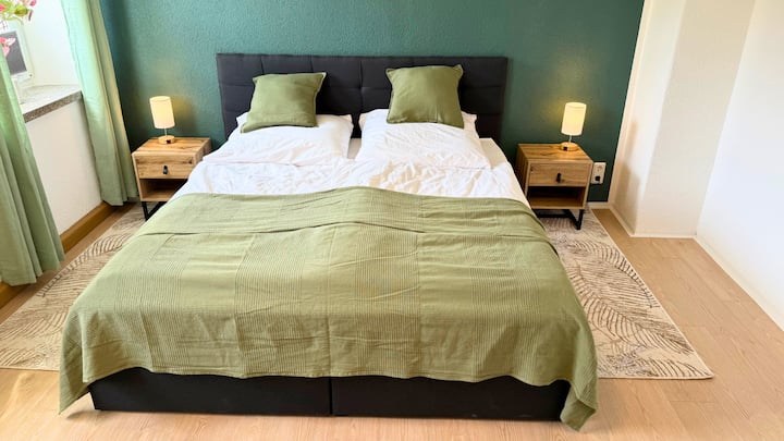 Das zweite Schlafzimmer verfügt über ein bequemes Bett, das für eine erholsame Nachtruhe sorgt und den Raum zu einem gemütlichen Rückzugsort macht.