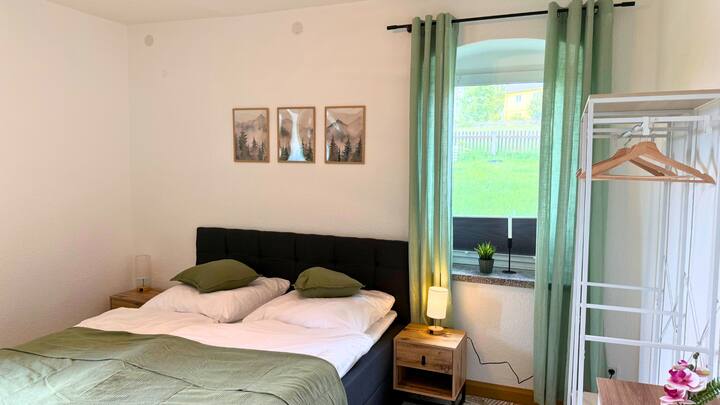 Helles Schlafzimmer mit komfortablem Bett und geräumigem Kleiderschrank – der perfekte Rückzugsort für erholsame Nächte.