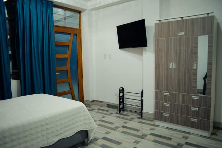 לכל חדר שינה יש חדר רחצה משלו וטלוויזיה חכמה. חדר עם מרפסת.