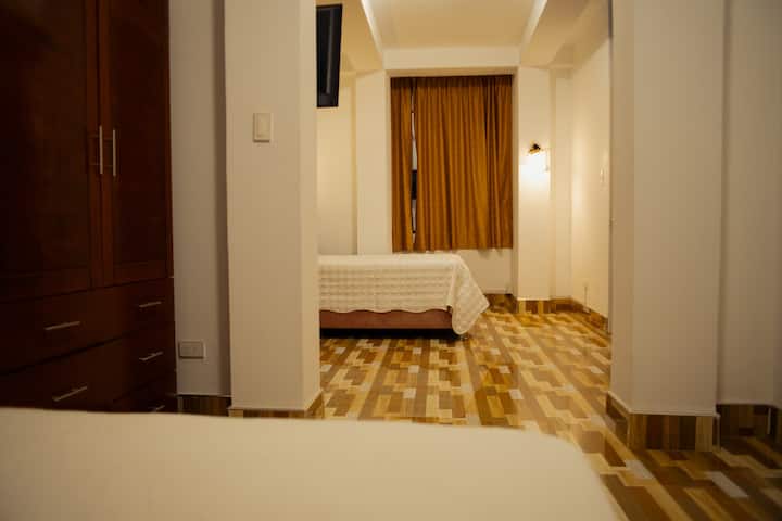 לכל חדר שינה יש חדר רחצה משלו וטלוויזיה חכמה. חדר עם 2 מיטות: 1 מתוך 2 סקואזות ועוד אחד של 1.5 פלאזה