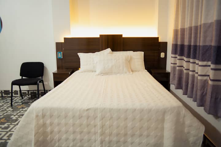 כל חדרי השינה כוללים טלוויזיה חכמה וחדר רחצה משלהם