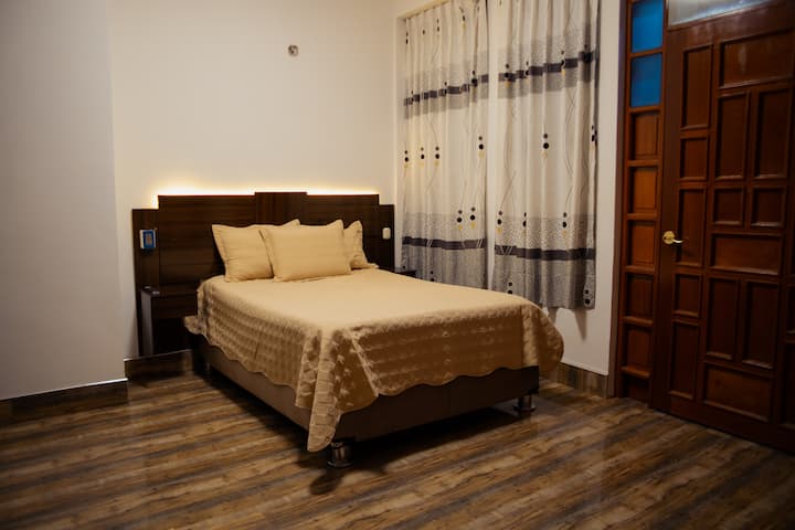 לכל חדר שינה יש חדר רחצה משלו וטלוויזיה חכמה.