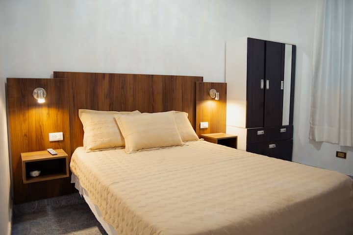 לכל חדר שינה יש חדר רחצה משלו וטלוויזיה חכמה. 