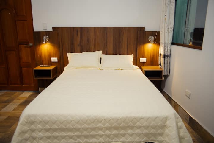 לכל חדר שינה יש חדר רחצה משלו וטלוויזיה חכמה.