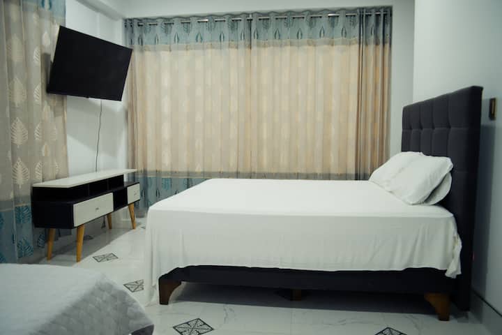 לכל חדר שינה יש חדר רחצה משלו וטלוויזיה חכמה. חדר עם 2 מיטות. מיטת קווין סייז אחת ומיטת 2 מושבים נוספת