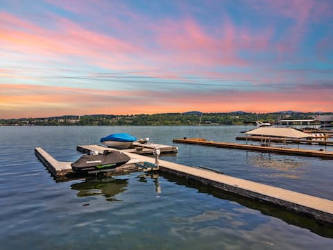 Luxe Lake WA Waterfront 4BR w/ Dock, Spa & Kayaks