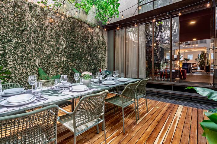 Stunning Roma House with Beautiful Patio A/C 16PAX gallery image 5