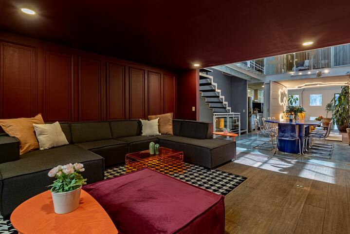 Stunning Roma House with Beautiful Patio A/C 16PAX gallery image 3