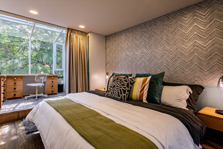 Stunning Roma House with Beautiful Patio A/C 16PAX gallery image 4