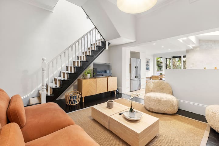 5BR Paddington Home w. Private Parking and Studio