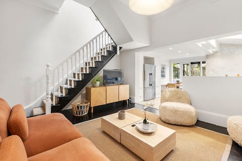 5BR Paddington Home w. Private Parking and Studio