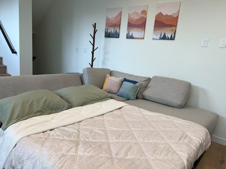 سرير أريكة بحجم كوين يمتد لينام بشكل مريح لشخصين بالغين.