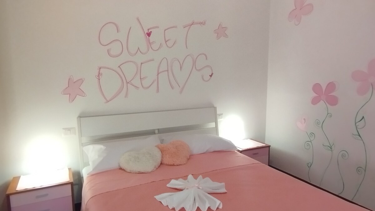 房间内有一张舒适的双人床和4个柔软的枕头。 有两个带灯罩的床头柜，非常适合晚上阅读。 侧墙上有花卉画，床头板上方是我的愿望，祝您有甜蜜的梦想！ 