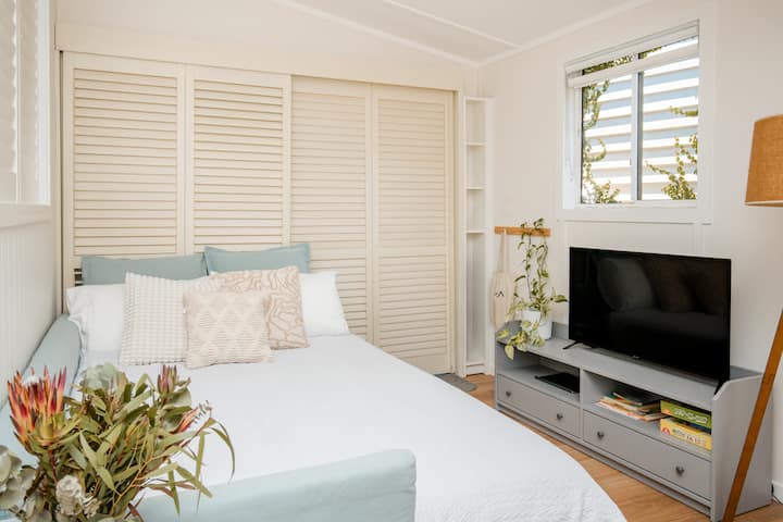 Dvojitá rozkladacia pohovka sa dá ľahko rozložiť v obývacej izbe; vrchný matrac, posteľná bielizeň, prikrývka a ďalšie vankúše sú k dispozícii. 