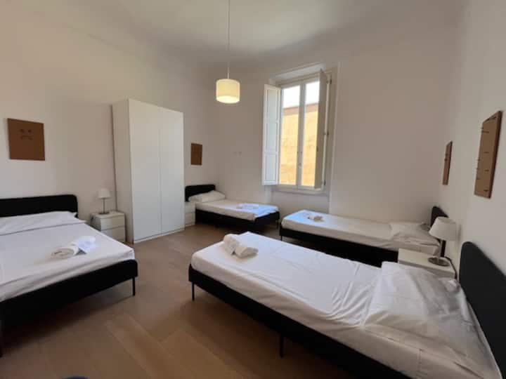 Спална соба со 4 единечни кревета