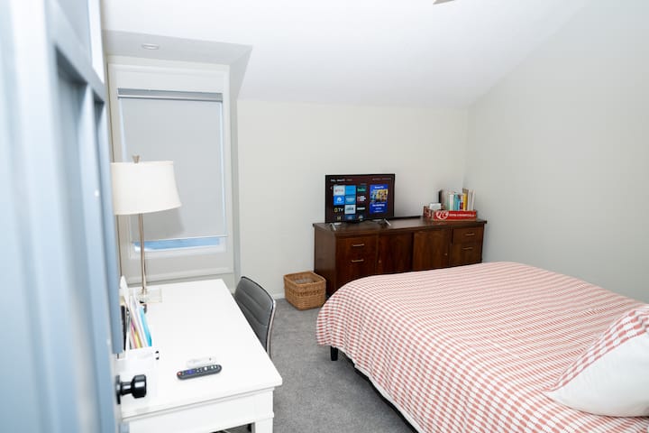 سرير بحجم كوين في غرفة النوم 2 مع مساحة عمل صغيرة/منطقة مكتب وتلفزيون ذكي (ملاحظة: لا توجد خزانة تخزين)