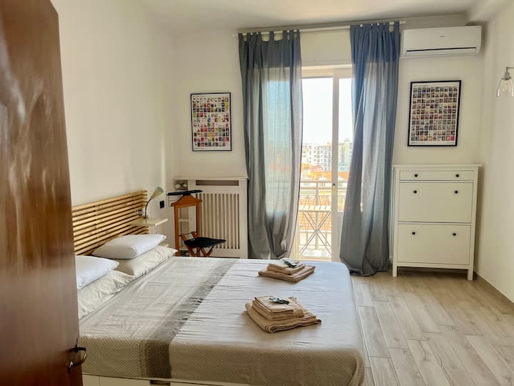 Soba je prostrana i svijetla, a zahvaljujući kapcima može se potpuno zamračiti. Opremljen je klima-uređajem za ljetnu sezonu i radijatorom za zimsku sezonu.