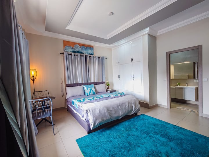 מרוהטת במיטת קווין סייז נוחה, כריות רכות, ארון בגדים לאחסון ושידה ליד המיטה עם כיסא. האורחים יכולים גם ליהנות מטלוויזיה לבידור, מה שהופך אותה למקום נעים ומרגיע להירגע בו. 