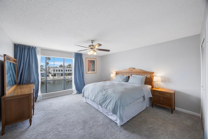 Glavna spavaća soba s nevjerojatnim pogledom na vodu i prirodnim osvjetljenjem. Ima i zavjese za zamračivanje za miran san.