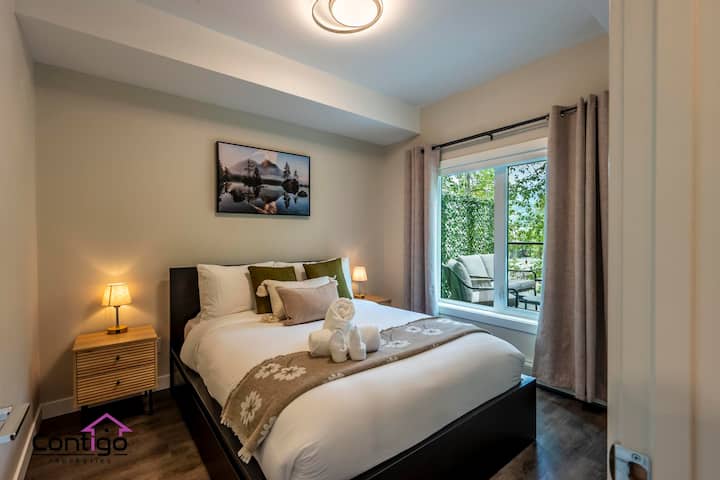 Уютна спалня с двойно легло, завеси за затъмнение за спокоен сън и директен достъп до голямата външна веранда.