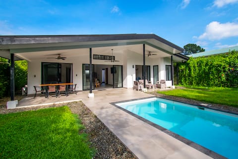 Central, Walk to Beach Restaurants!